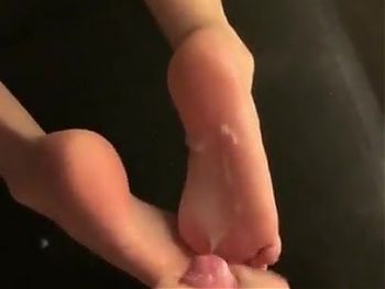 Fucking and cumshot on the soles of my sexy aunt 